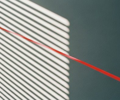 Abstrakte Darstellung einer Gesetzesänderung durch die GwG Novelle mit Licht- und Schattenlinien.