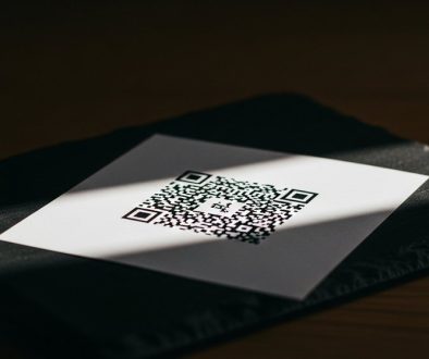 Ein Paper Wallet mit QR-Code liegt beleuchtet auf einer dunklen Oberfläche und symbolisiert die Sicherheit von Kryptowährungen.