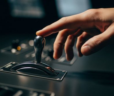 Eine Hand, die einen Hebel bedienen will, als Symbol für die Steuerung durch den EZB-Leitzins.